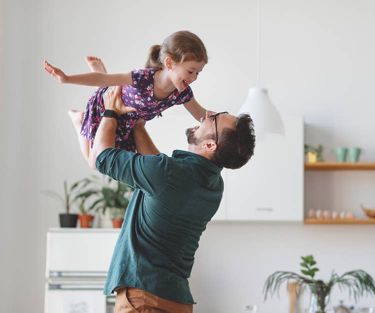 padre e hija jugando