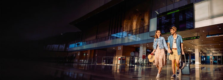 Pareja en aeropuerto