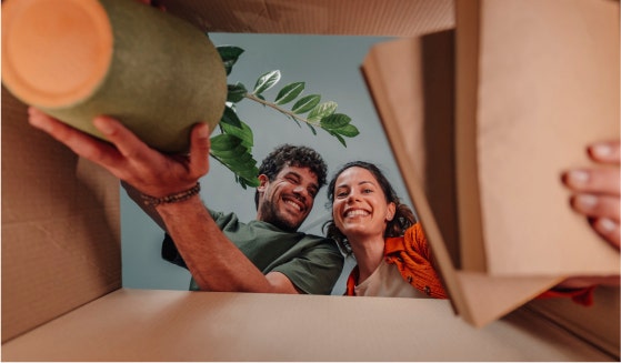 Pareja sacando objetos de una caja